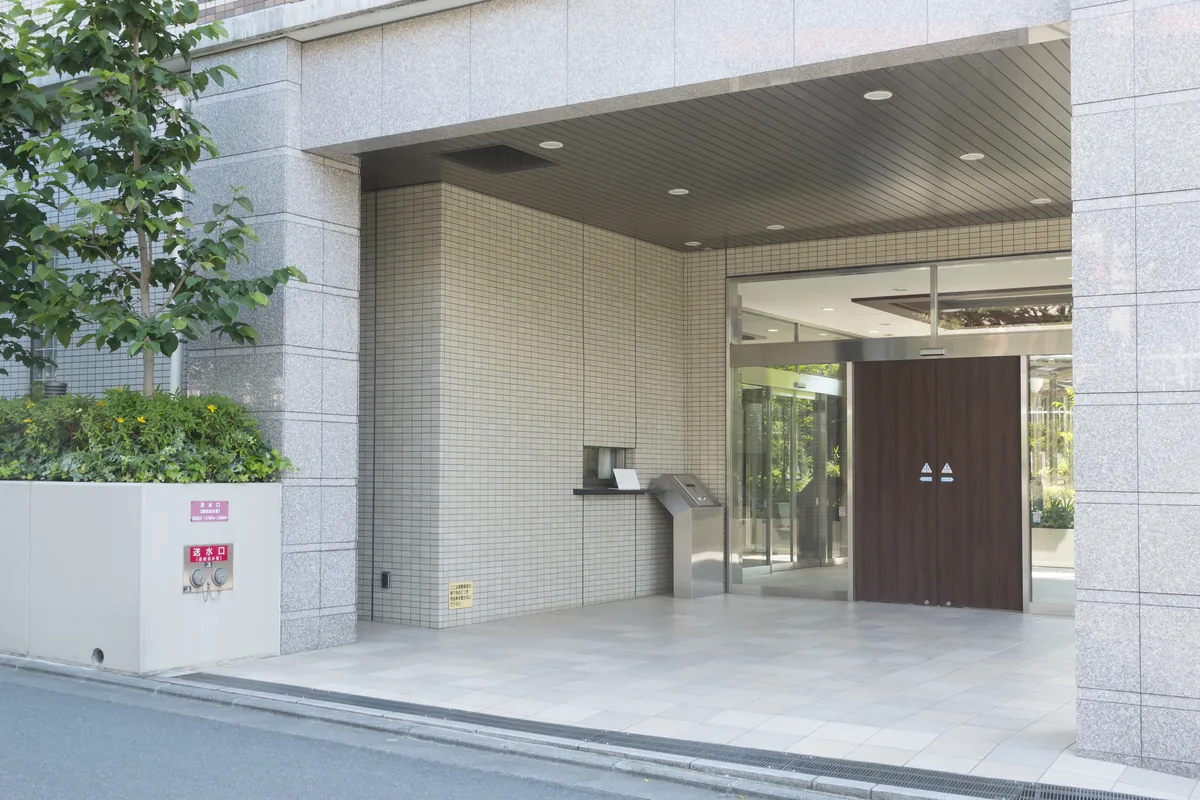 オートロック付きマンションのエントランスと自動ドア