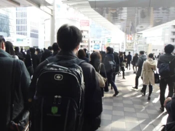 東京の駅構内を行き交う通勤ラッシュ時の人々の様子