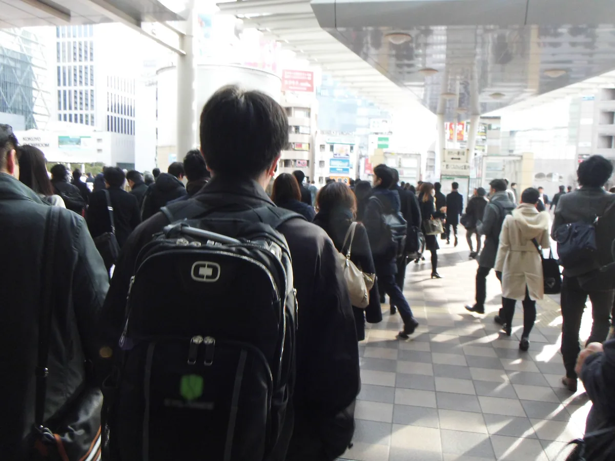東京の駅構内を行き交う通勤ラッシュ時の人々の様子