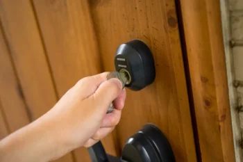 住宅の玄関ドアに鍵を差し込んでいる様子